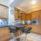 Sleeps 5 - 3 Bedrooms - walk to the square hosted Happy Valley cast