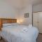 Sleeps 5 - 3 Bedrooms - walk to the square hosted Happy Valley cast