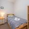 Sleeps 5 - 3 Bedrooms - walk to the square hosted Happy Valley cast