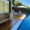 Casa alto padrão a 100 metros da praia brava