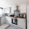Judah Suites by Koya Homes - TV Bed Apartment, Central High Street, Free Parking - Barry