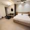 21st Floor SkyStudio Suite with Balcony