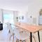 Coastal Getaway: 2 Apartments for up to 14 guests! Light-flooded and Spacious - Ларнака
