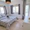 Coastal Getaway: 2 Apartments for up to 14 guests! Light-flooded and Spacious - Ларнака