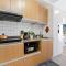 Amani Grand #332, Near Mactan Airport,Fast WIFI, Netflix & Pool