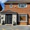 Luxurious Kitchen, 4BR Home with Free Parking near Airport for Contractor Holiday for 8 People - Luton