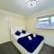 Luxurious Kitchen, 4BR Home with Free Parking near Airport for Contractor Holiday for 8 People - Luton