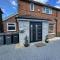 Luxurious Kitchen, 4BR Home with Free Parking near Airport for Contractor Holiday for 8 People - Luton