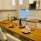 Relaxing upper floor Apartment- exclusive complex.