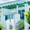 Relaxing upper floor Apartment- exclusive complex.
