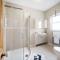 4 bedroom home with Garden, Game room, Parking- Esho Stays