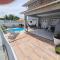 Casa cinza em frente à praia em condominio