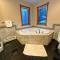 Spacious private home, ski views, pool table, ping-pong, privacy, steps to Mt Wash Hotel