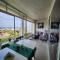 Melrose Beach - Apartment with a beach view
