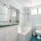 Surfs Up! Oceanfront Home Sleeps 6 steps from the sand - إميرالد بيتش