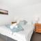 Surfs Up! Oceanfront Home Sleeps 6 steps from the sand - إميرالد بيتش