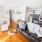 Surfs Up! Oceanfront Home Sleeps 6 steps from the sand - إميرالد بيتش