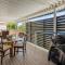 Surfs Up! Oceanfront Home Sleeps 6 steps from the sand - إميرالد بيتش