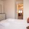 Walnut Flats-F4, 2-Bedroom with Ensuite - Parking, Netflix, WIFI - Close to Oxford, Bicester & Blenheim Palace
