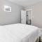 Sleeps 5 near ferry, train to Boston and downtown 3br apartment