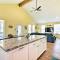 Walk to Sea Isle Beach Retreat with Deck and Patio! - 加尔维斯敦