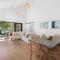 So Beachy! 200m to the beach or shops! Sleeps 8
