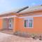 3 Bed House - Sleeps 8 Wifi Parking Pets