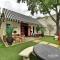 Adorable N Lamar Living, Pool and Comfort for All - Austin