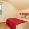 Comfortable apartment with shared pool in Prazeres, 150 m²