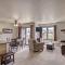 Bright Scenic Studio Walk to Ski and Apres-Ski - Sleeps 4