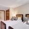 Luxe 2BRDen Ritz-Carlton Residence Quiet Location