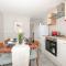 Xtra Large 4 Bedroom House, near Excel, London City and 5 walk to Train Station