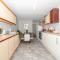 Xtra Large 4 Bedroom House, near Excel, London City and 5 walk to Train Station