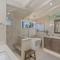 3874 Mission Fields home - كرمل