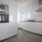 R143 Beachfront Apartment Dorianne
