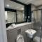 Lux Livin Apartments - Luxury 2 Bed Apartment with Sky Garden