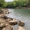 Cozy Lakeside Getaway - Outdoor Theater - Free Early Check-In- 4min to Silver Dollar City