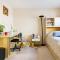 Helens House / Close to Skytrain and Airport