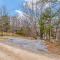 Lazy Lake 3BR Cabin w/ Mtn Views + Hot Tub +Wi-Fi