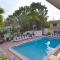 Waves 18, 2 Bedroom, Pool View, Heated Pool, BBQ, WiFi, Sleeps 6 - St Pete Beach