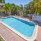 Waves 18, 2 Bedroom, Pool View, Heated Pool, BBQ, WiFi, Sleeps 6 - St Pete Beach