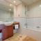 LV38 - Elegant 2BHK in Lake View Tower - Dubaj