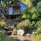Central Wanaka Oasis, Tiny Home, Mountain Views & Spring Water