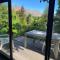 Central Wanaka Oasis, Tiny Home, Mountain Views & Spring Water