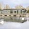 Berth 6 on Upton Lake, Upton-upon-Severn Home on Water