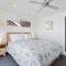 4 bedroom with large water frontage and pool, reverse air conditioning - Maroochydore