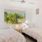 4 bedroom with large water frontage and pool, reverse air conditioning - Maroochydore