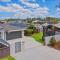 4 bedroom with large water frontage and pool, reverse air conditioning - Maroochydore