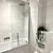 Luxury 3 Bed House w Parking & Garden! 1