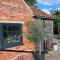 Tiny guesthouse with cozy mezzanine sleeping nook - Swinderby